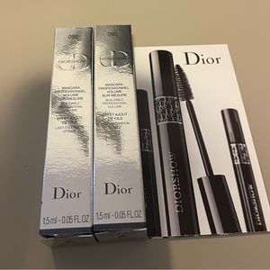 New. Mascara in mini size.